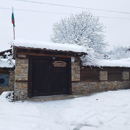 Семеен Хотел Скендерова Къща Leshten Exterior foto